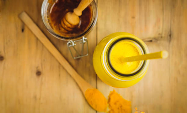 huong-dan-cach-lam-mat-na-mat-ong-ngam-dong-trung-ha-thao-voi-tinh-bot-nghe-lam-dep-da